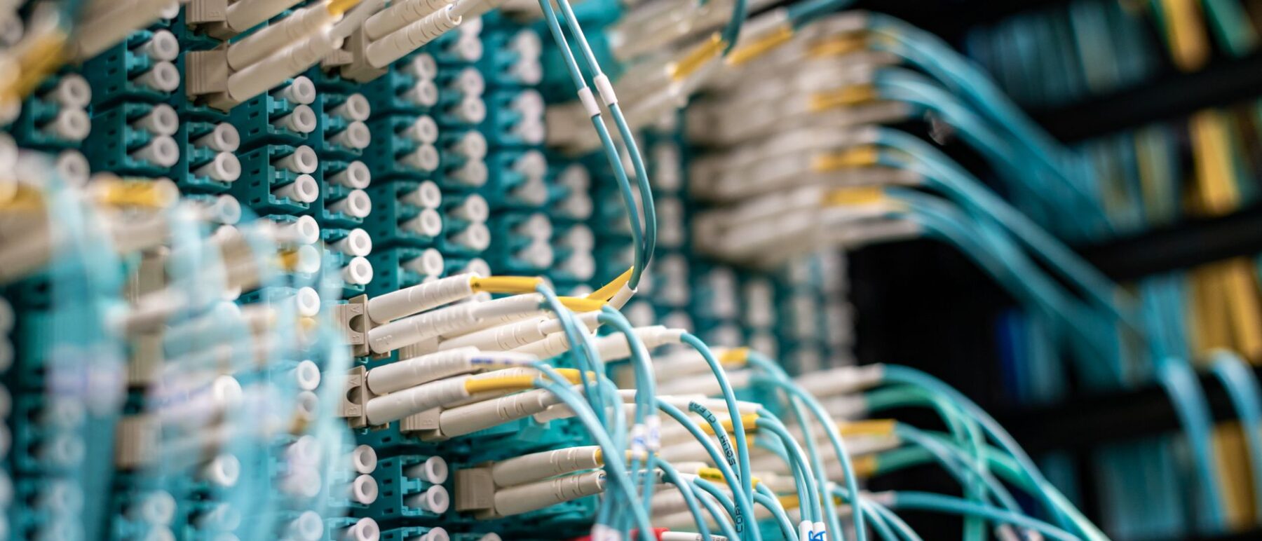 Netwerkkabels in een serverrack, beeld bij systeemintegraties