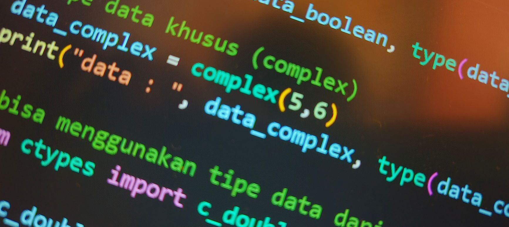 Code op een scherm tijdens het bouwen van maatwerksoftware